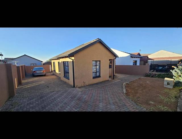 3 BEDROOM HOUSE FOR SALE IN LOTUS GARDENS